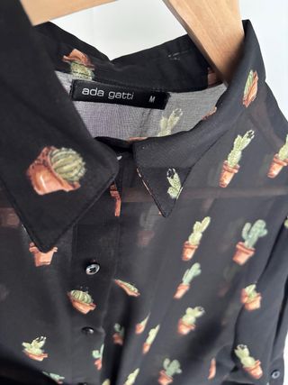 Camisa negra con estampado de cactus