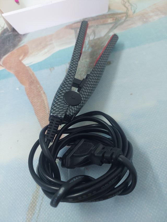 Piastra per capelli nera e rossa