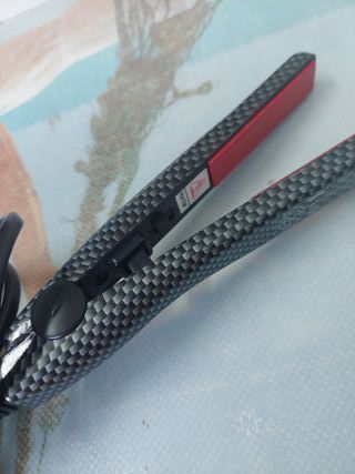 Plancha de pelo negra y roja