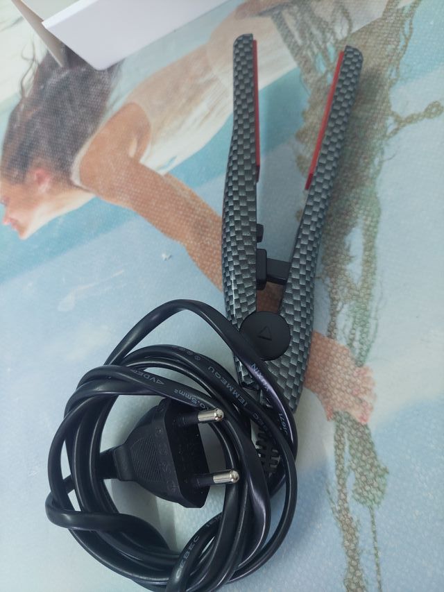 Piastra per capelli nera e rossa