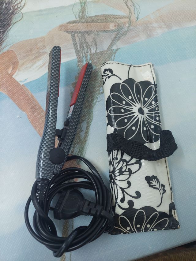 Piastra per capelli nera e rossa