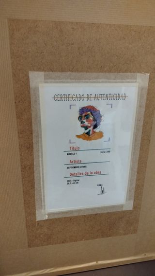 Cuadro mujer gafas corazón papel