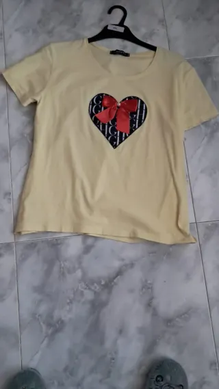 Camiseta amarilla corazón con lazo