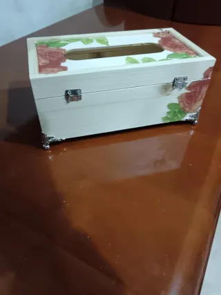 Porta fazzoletti in legno decorato