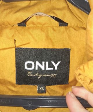 Abrigo acolchado mostaza Only