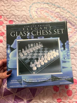 Elegante juego de ajedrez de cristal