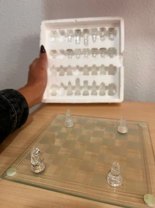 Elegante juego de ajedrez de cristal