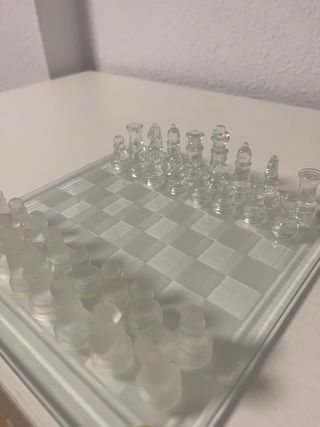 Elegante juego de ajedrez de cristal