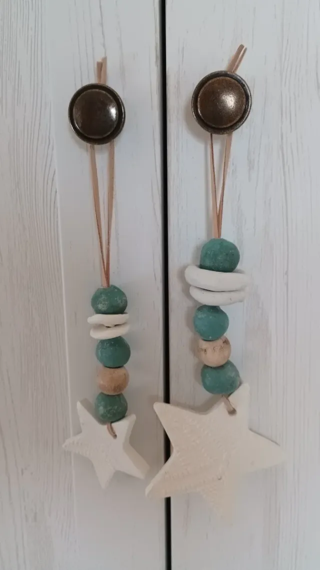 2 Adornos de puerta/armario con estrellas.