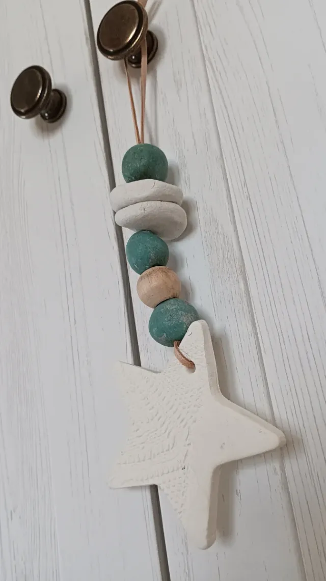 2 Adornos de puerta/armario con estrellas.