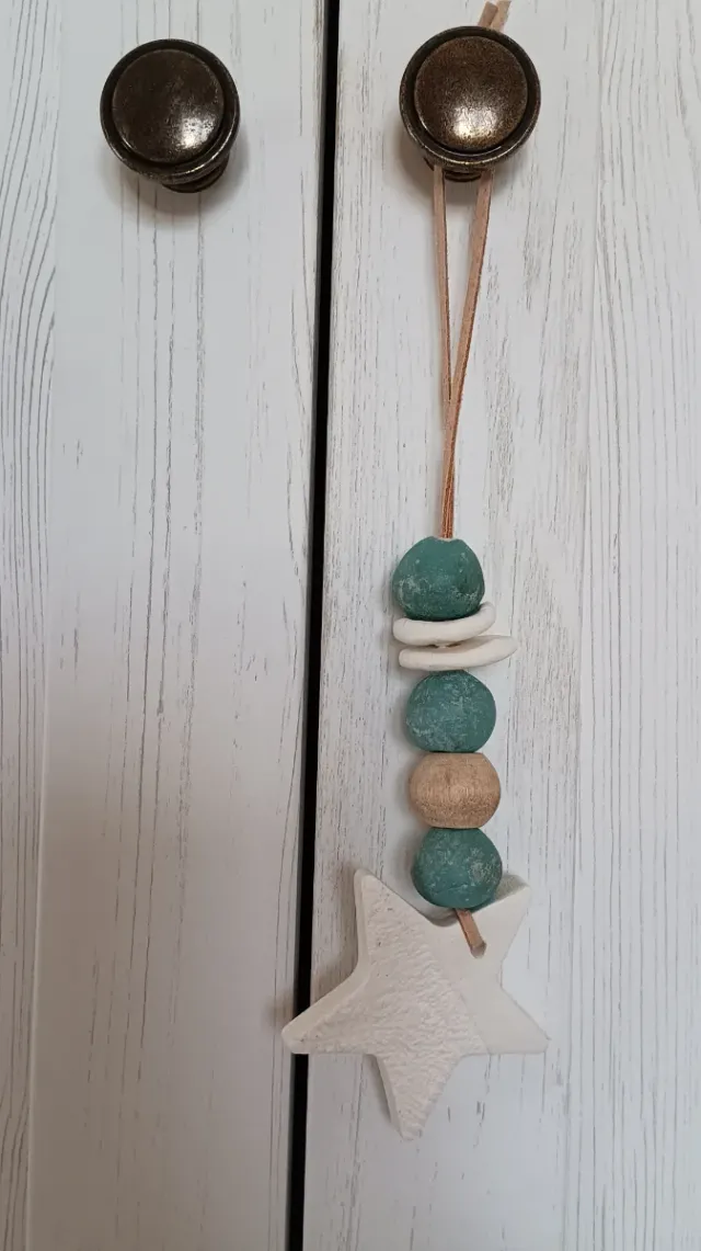 2 Adornos de puerta/armario con estrellas.