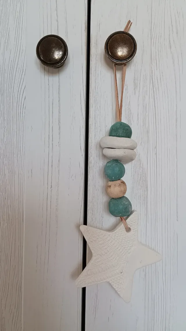 2 Adornos de puerta/armario con estrellas.