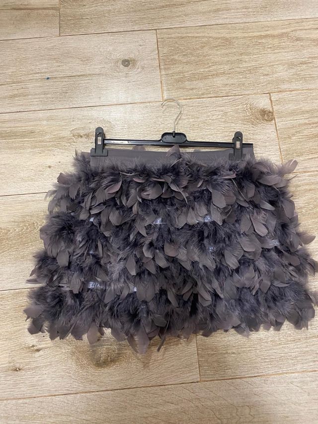 Falda de plumas gris