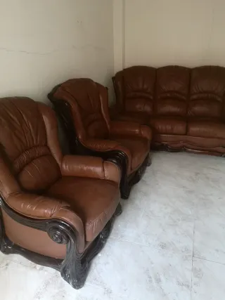 Conjunto de sillones de cuero y madera