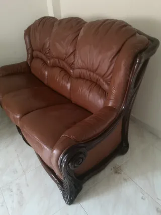 Conjunto de sillones de cuero y madera