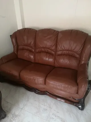 Conjunto de sillones de cuero y madera