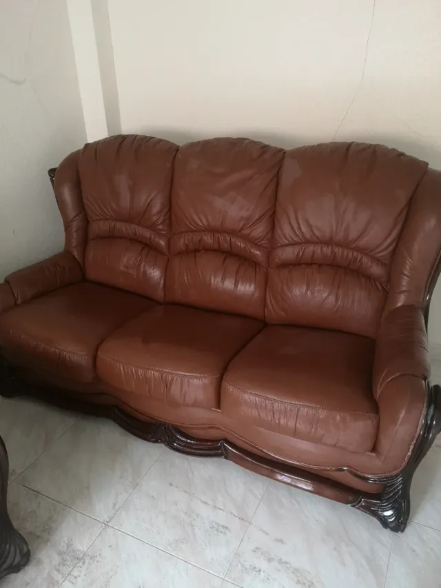 Conjunto de sillones de cuero y madera