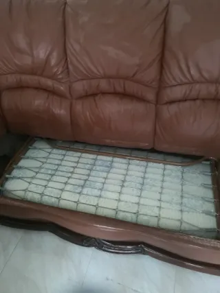 Conjunto de sillones de cuero y madera