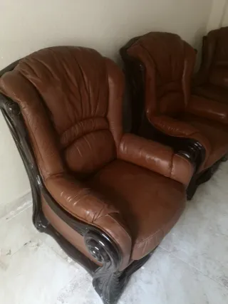 Conjunto de sillones de cuero y madera