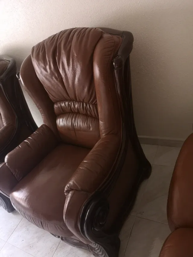 Conjunto de sillones de cuero y madera