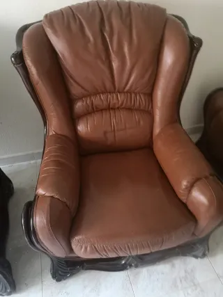 Conjunto de sillones de cuero y madera