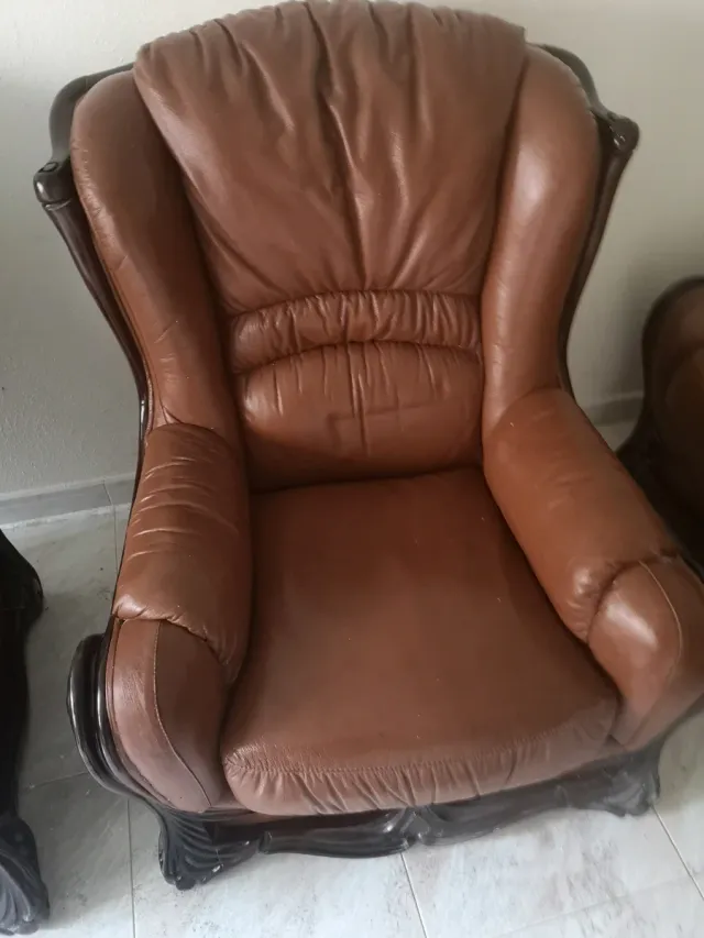 Conjunto de sillones de cuero y madera