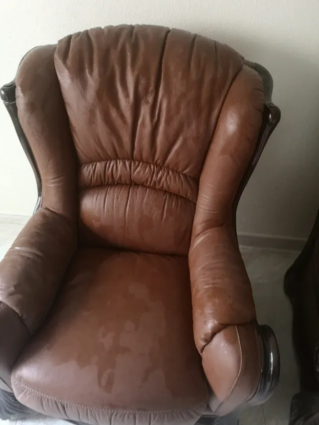 Conjunto de sillones de cuero y madera