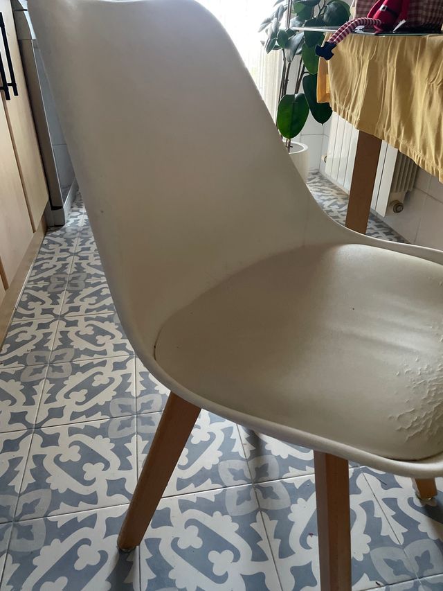 Sedia Nordica in Plastica e Legno