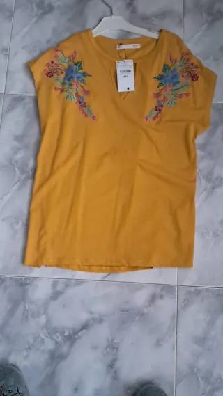 Camiseta amarilla bordada mujer