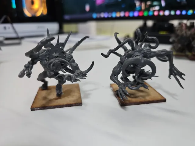 Engendros del Caos en peanas de madera