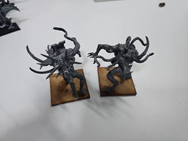 Engendros del Caos en peanas de madera