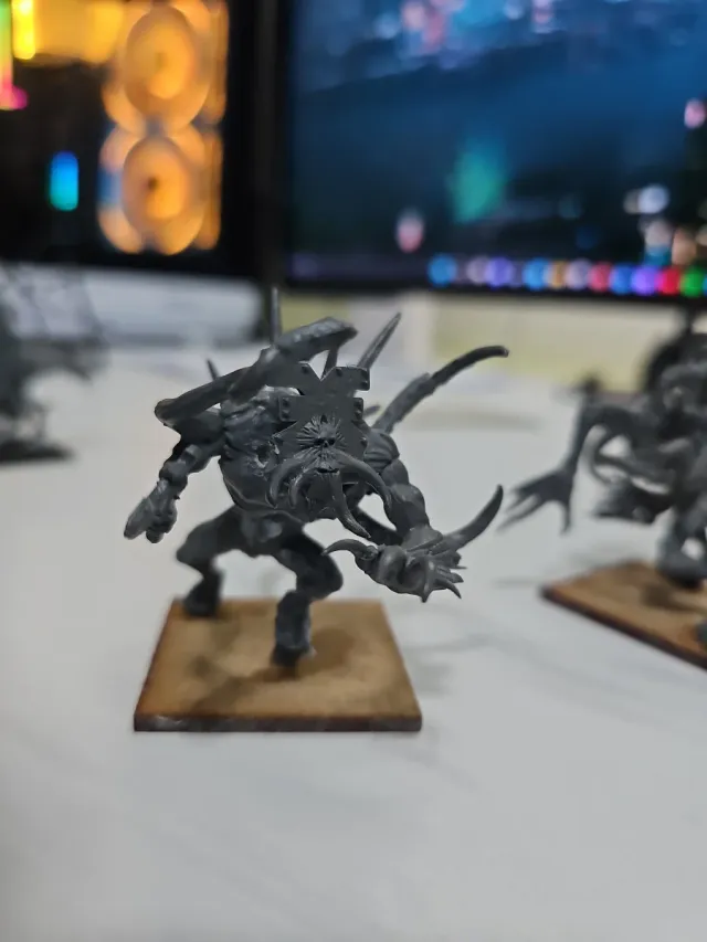 Engendros del Caos en peanas de madera