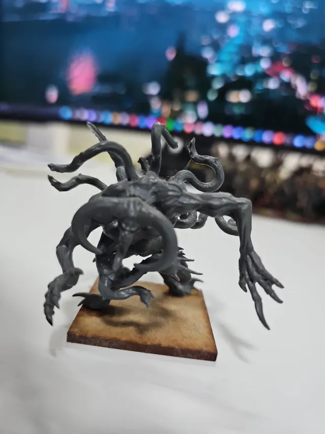 Engendros del Caos en peanas de madera