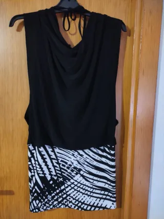 Vestido negro con falda estampada