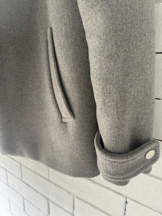 Abrigo midi gris con capucha