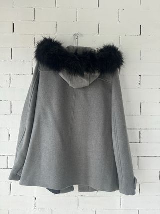 Abrigo midi gris con capucha