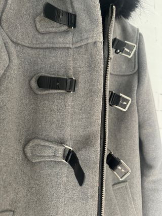 Abrigo midi gris con capucha