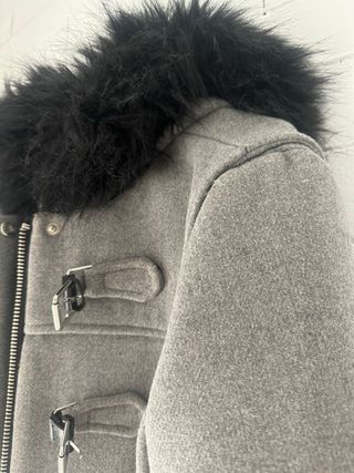 Abrigo midi gris con capucha