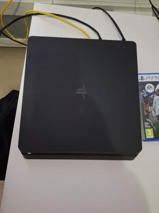 PS4 Negra + 2 Mandos