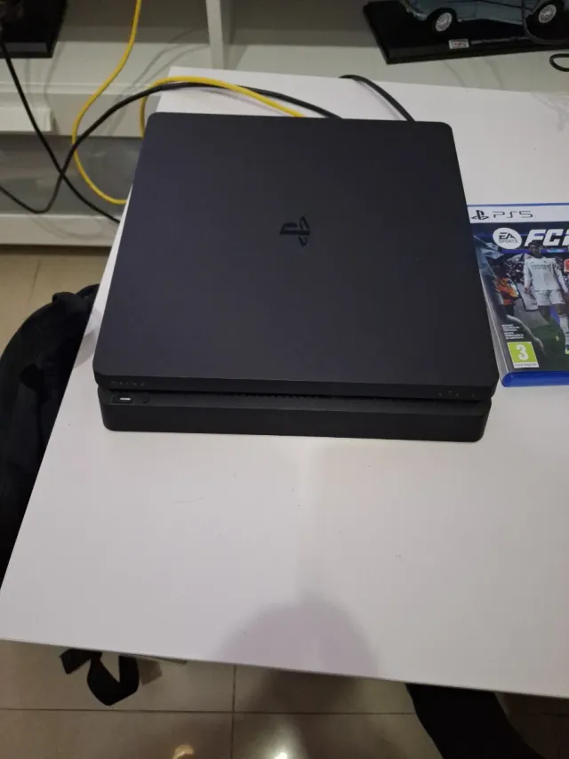 PS4 Negra + 2 Mandos