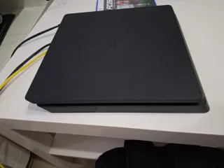 PS4 Negra + 2 Mandos