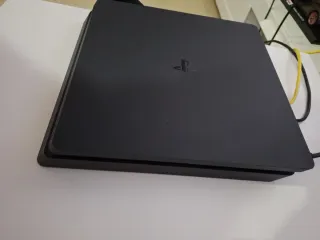 PS4 Negra + 2 Mandos