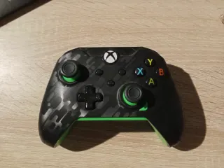 Mando Xbox Negro con Detalles Verdes