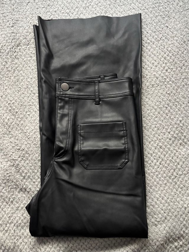 Vaqueros de cuero anchos negros