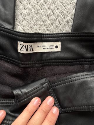 Vaqueros de cuero anchos negros