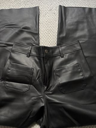 Vaqueros de cuero anchos negros