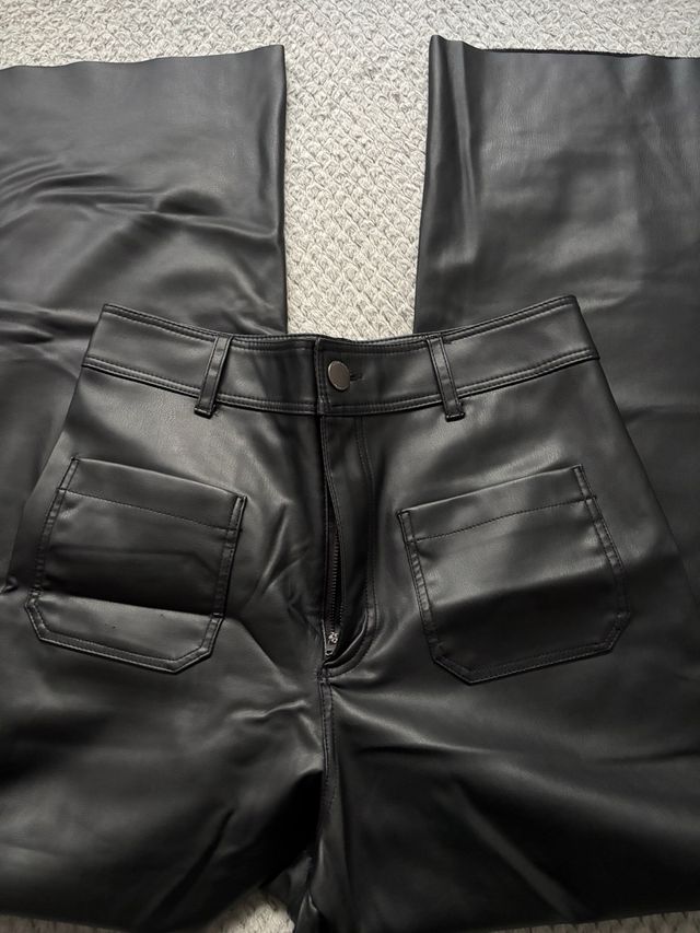 Vaqueros de cuero anchos negros