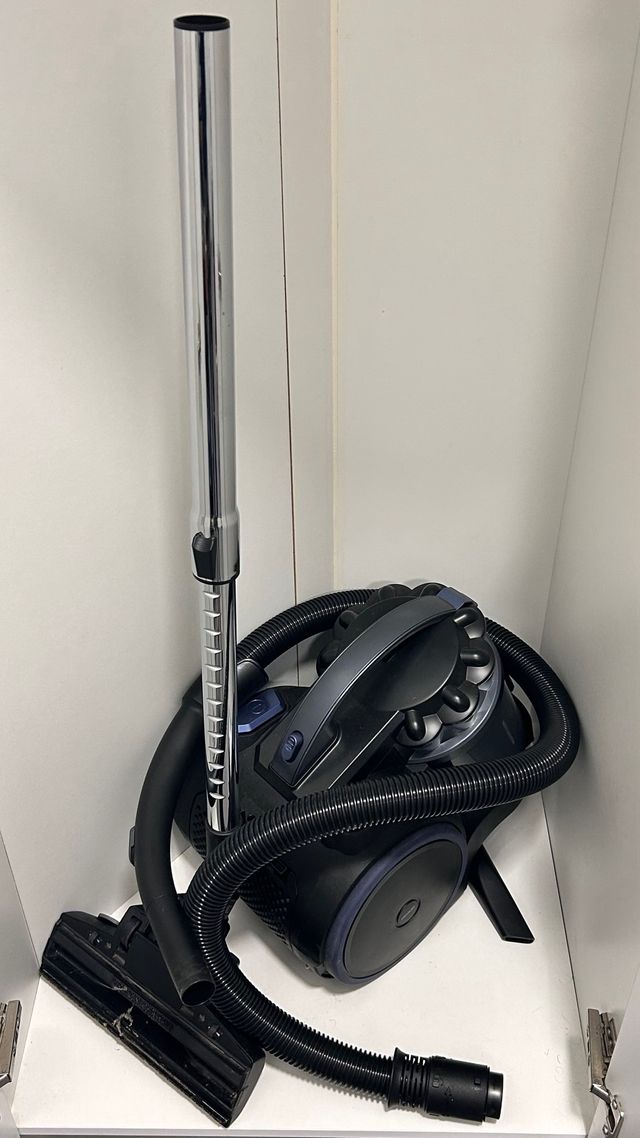 Aspiradora con tubo y cepillo