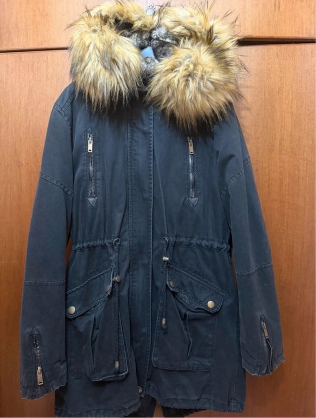 Giubbotto invernale nero con cappuccio