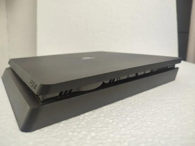 PS4 Slim 1TB + Mando Negro + FIFA 23